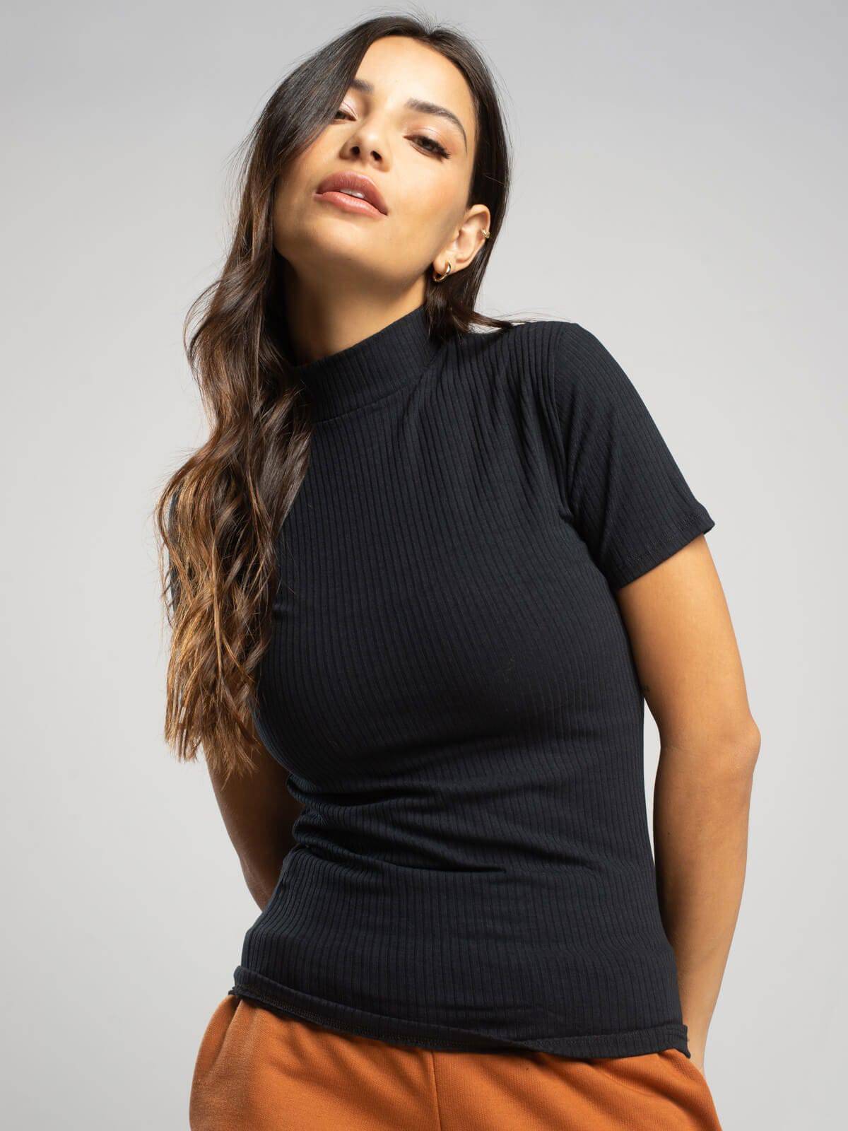 Blusa Manga Curta Gola Alta Canelada Preto - Vicbela
