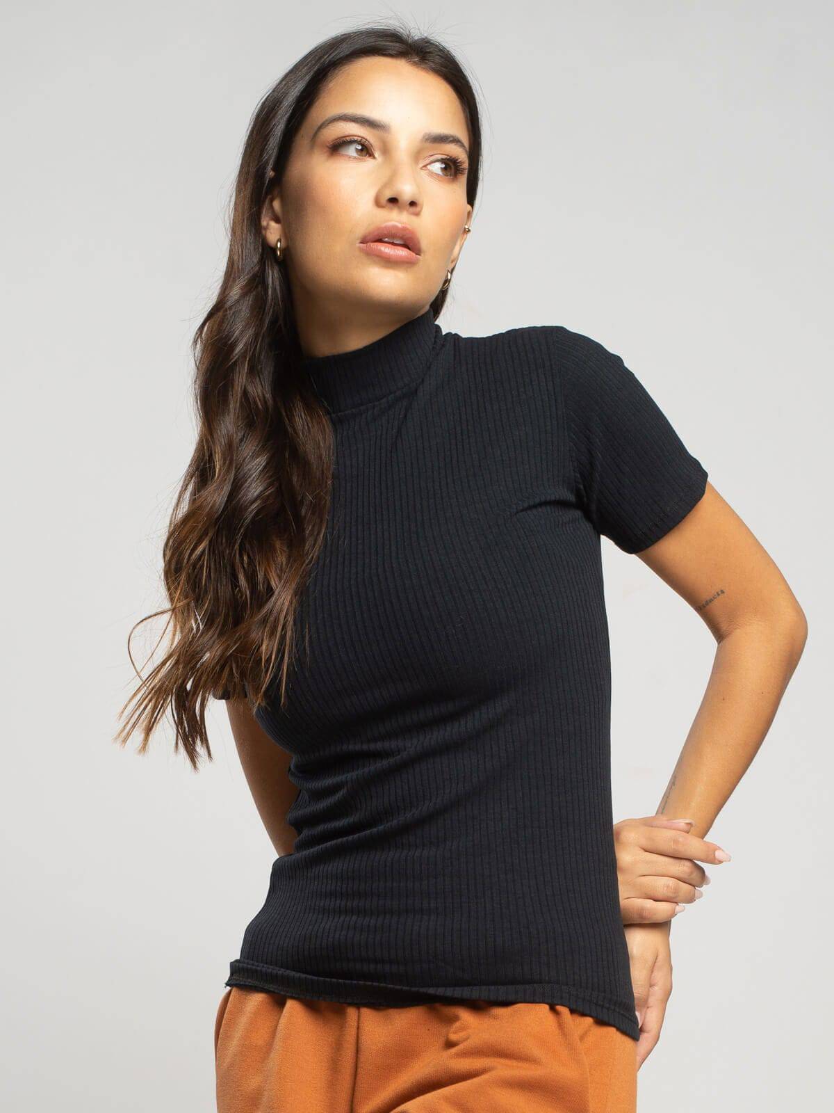Blusa Manga Curta Gola Alta Canelada Preto - Vicbela