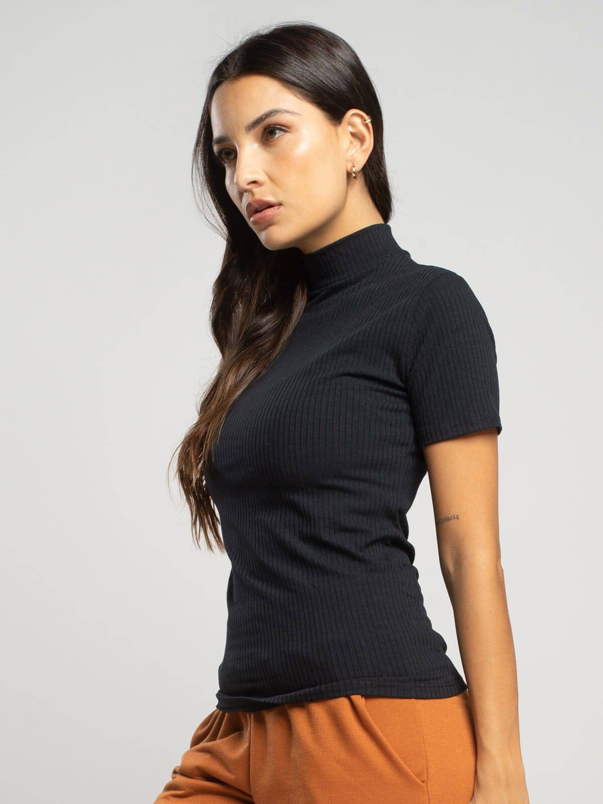 Blusa Manga Curta Gola Alta Canelada Preto - Vicbela