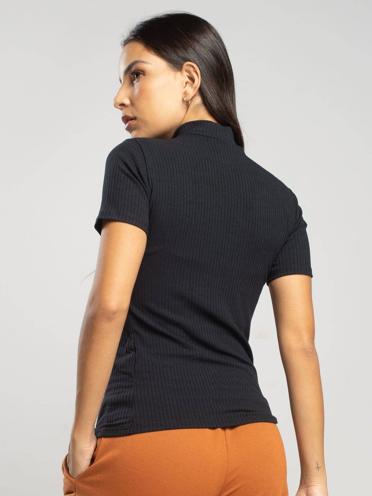 Blusa Manga Curta Gola Alta Canelada Preto - Vicbela