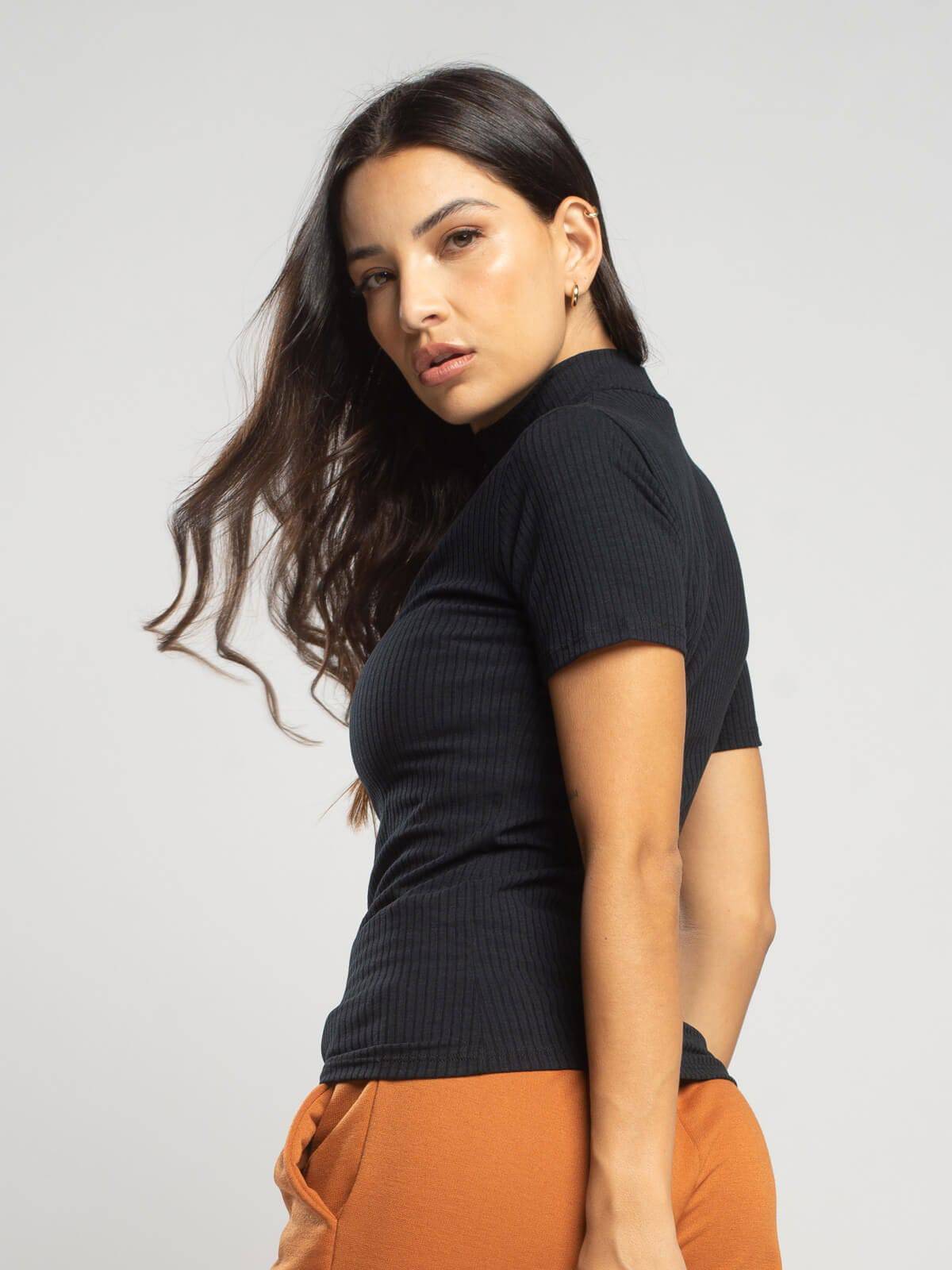 Blusa Manga Curta Gola Alta Canelada Preto - Vicbela