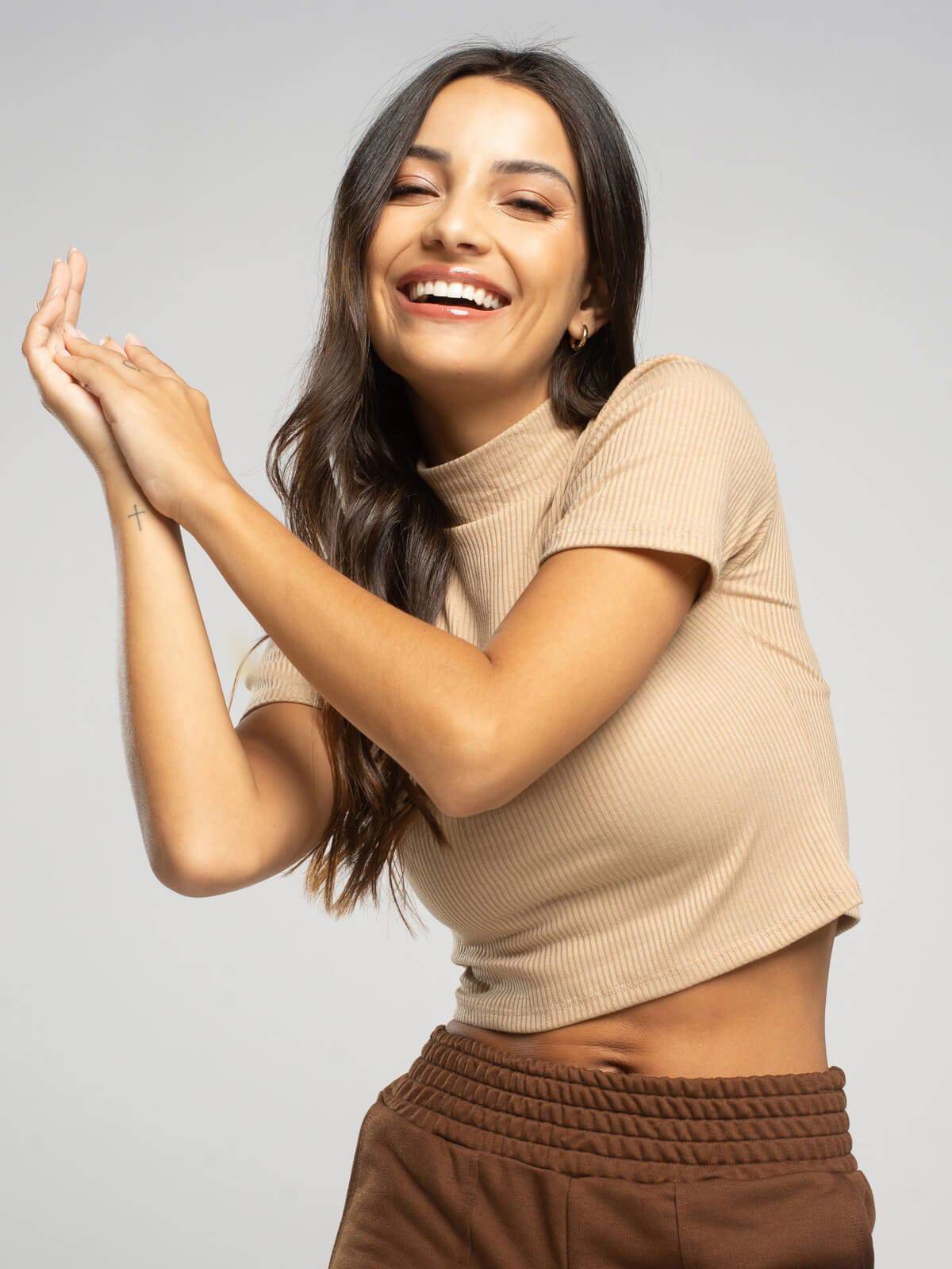 Cropped Gola Alta Manga Curta Bege - Vicbela