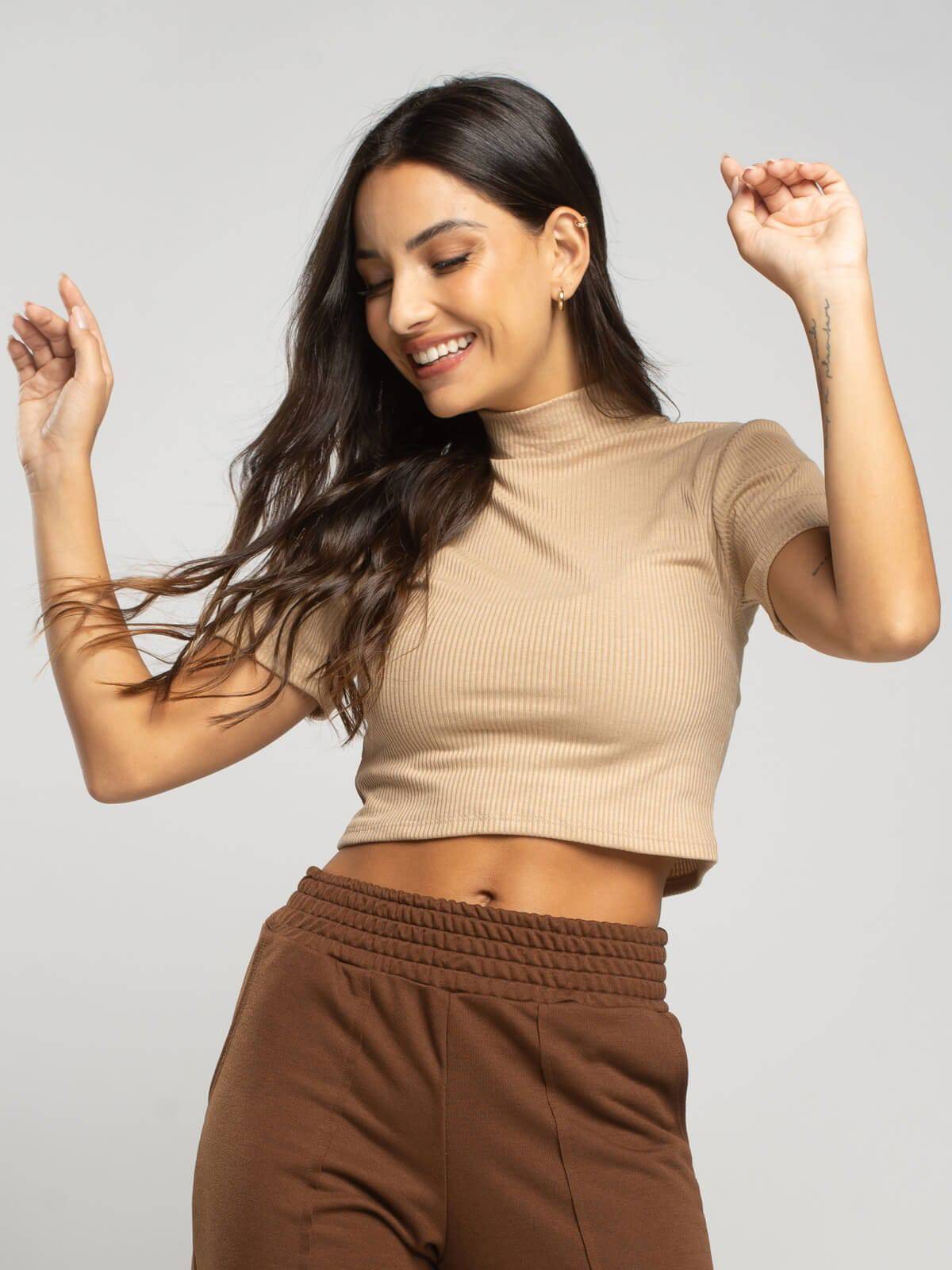 Cropped Gola Alta Manga Curta Bege - Vicbela