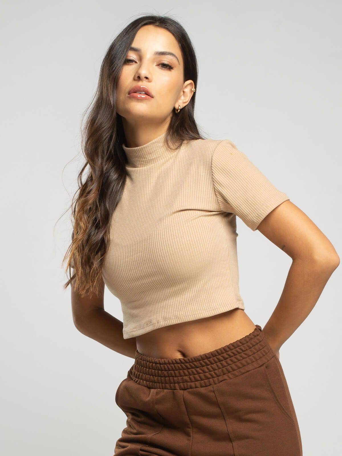 Cropped Gola Alta Manga Curta Bege - Vicbela