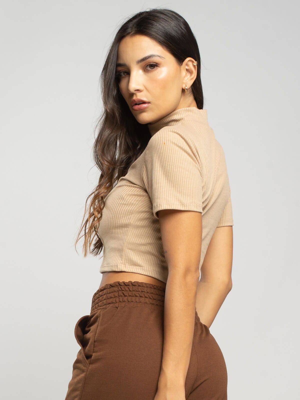 Cropped Gola Alta Manga Curta Bege - Vicbela