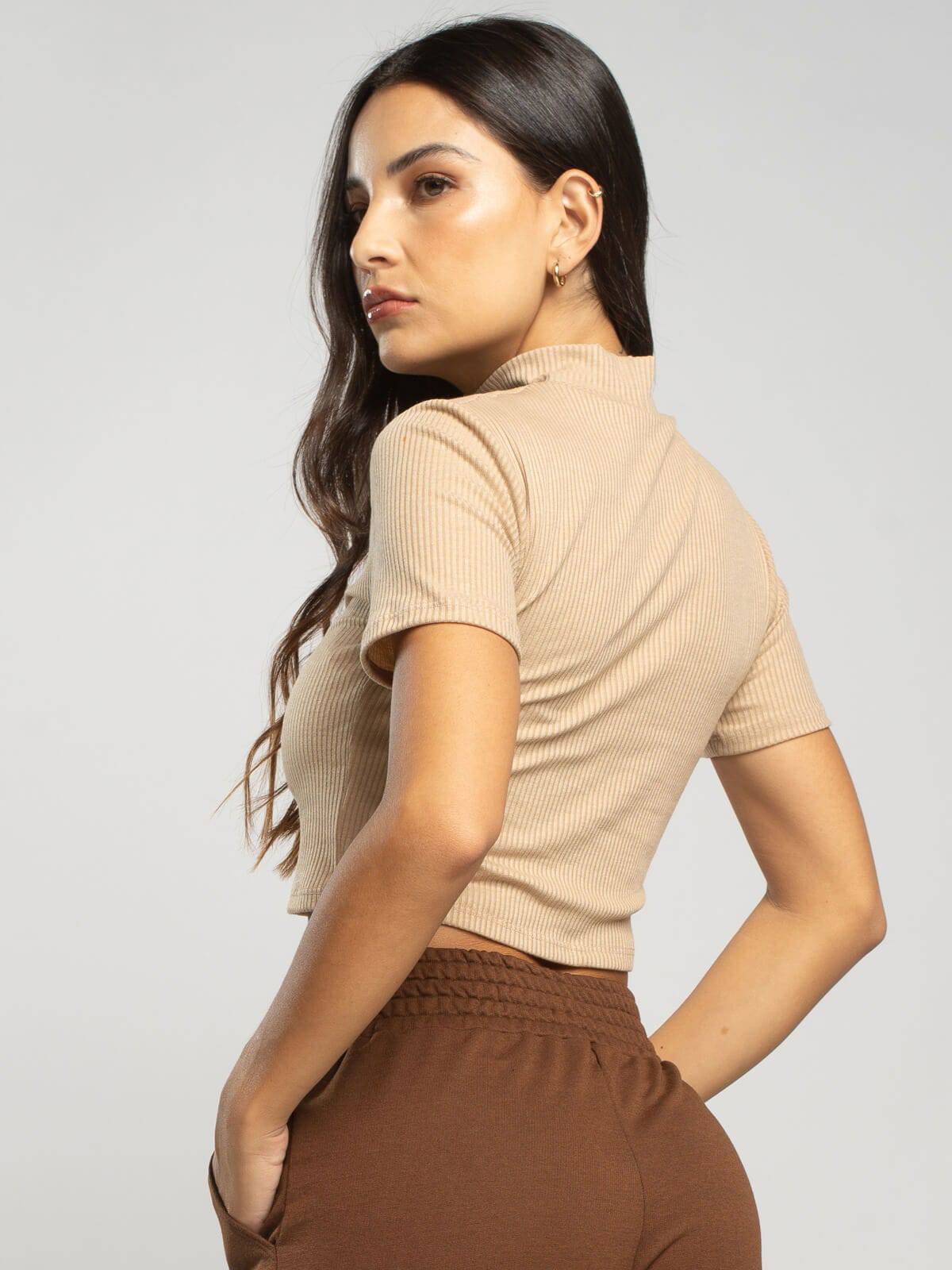 Cropped Gola Alta Manga Curta Bege - Vicbela