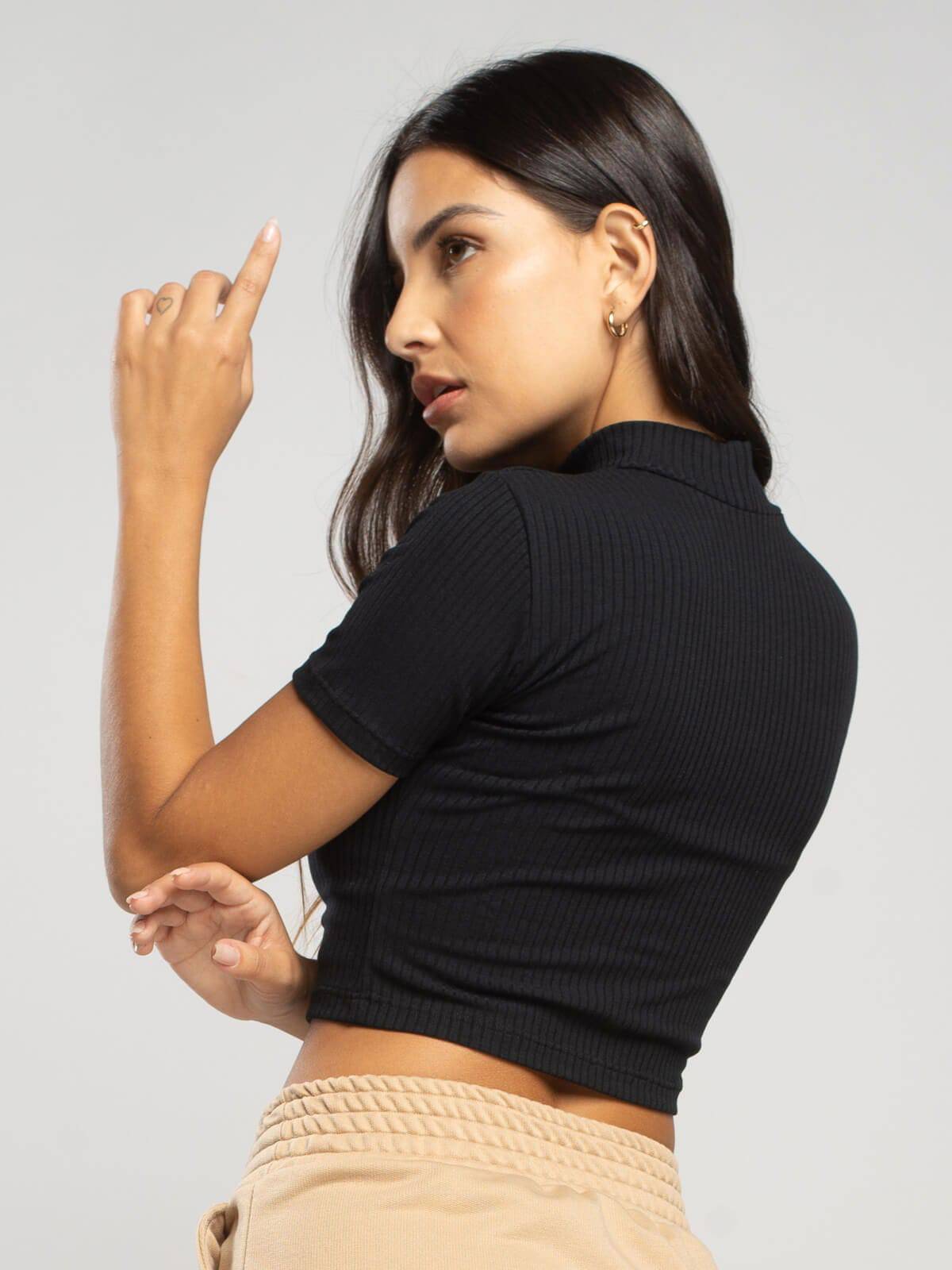 Cropped Gola Alta Manga Curta Preto - Vicbela
