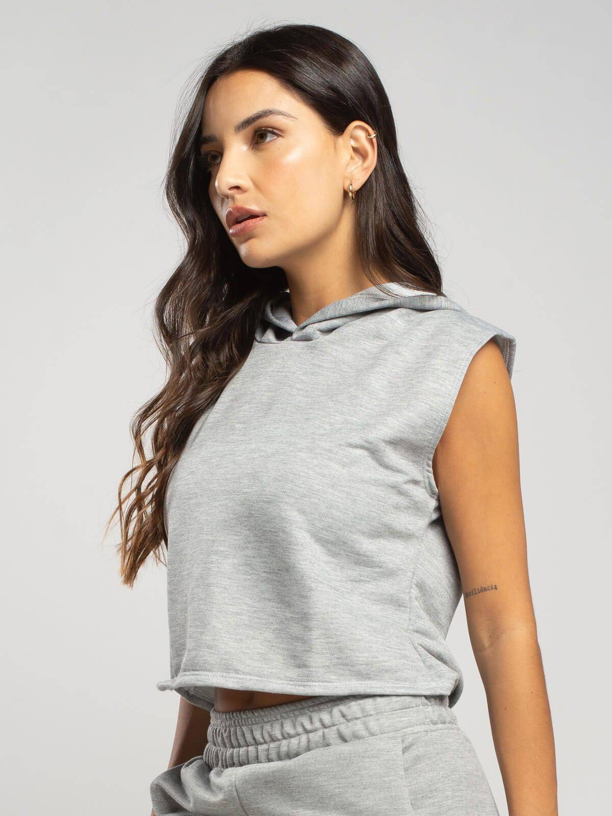Cropped Regata Com Capuz Cinza - Vicbela