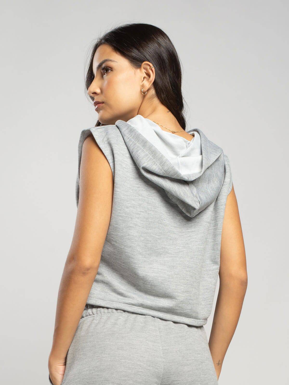 Cropped Regata Com Capuz Cinza - Vicbela