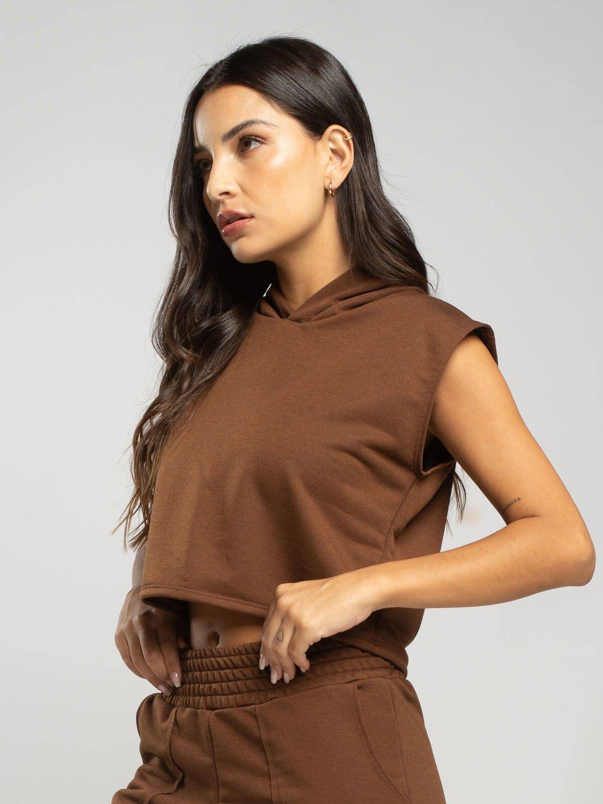 Cropped Regata Com Capuz Marrom - Vicbela