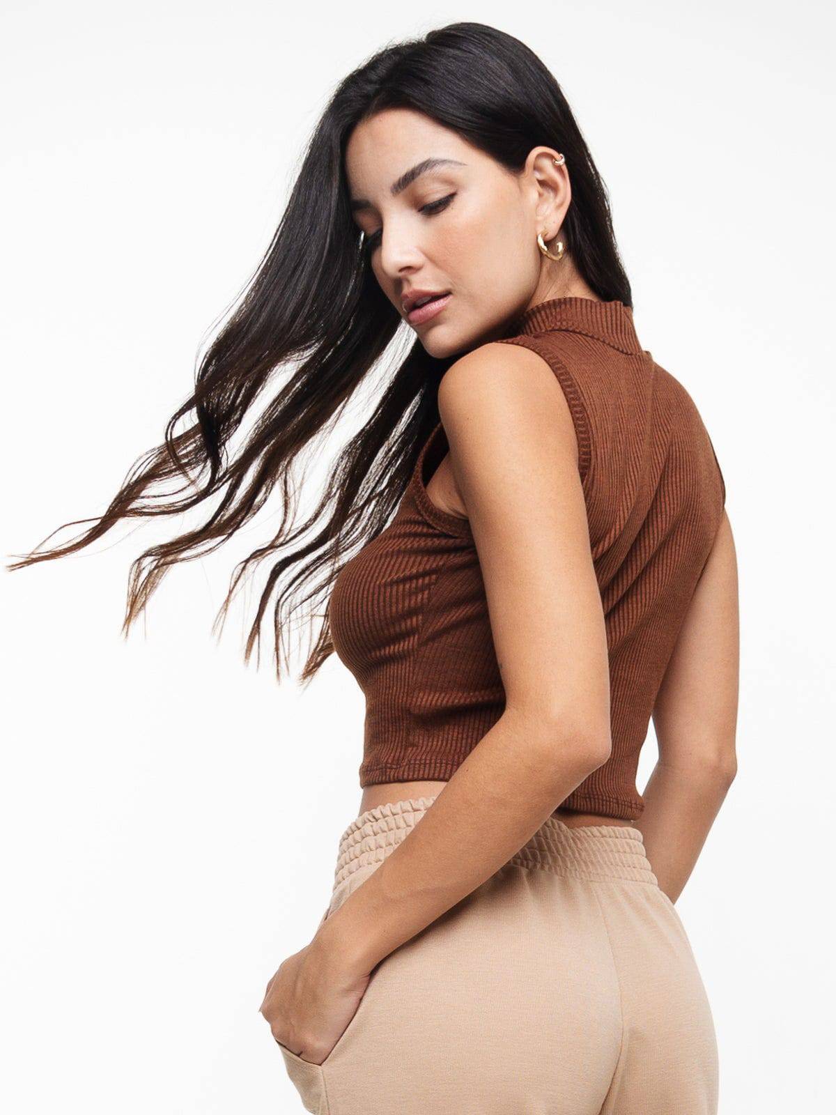 Cropped Regata Gola Alta Marrom - Vicbela