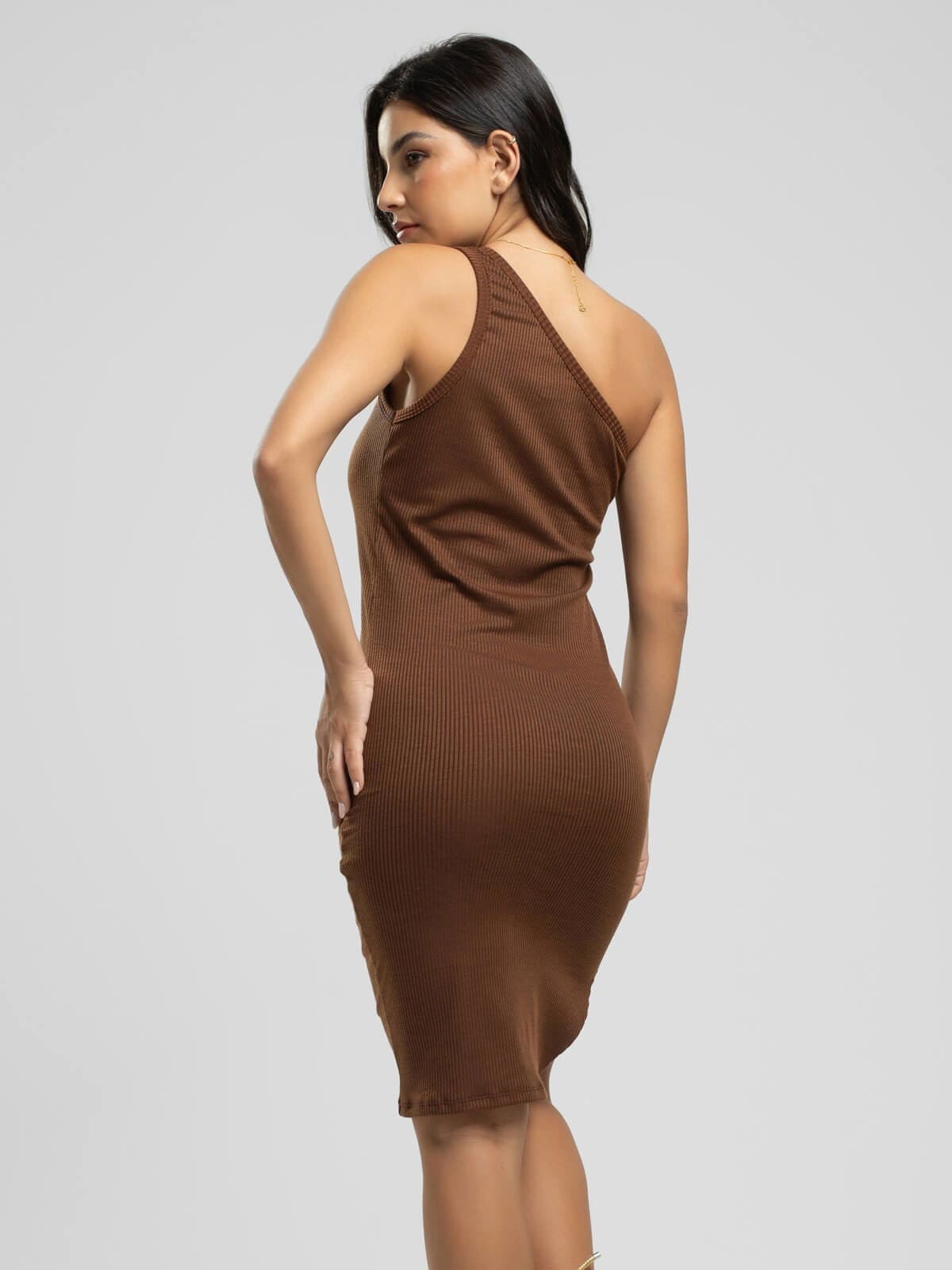 Vestido Midi Um Ombro Só Canelado Decote na Perna Marrom - Vicbela