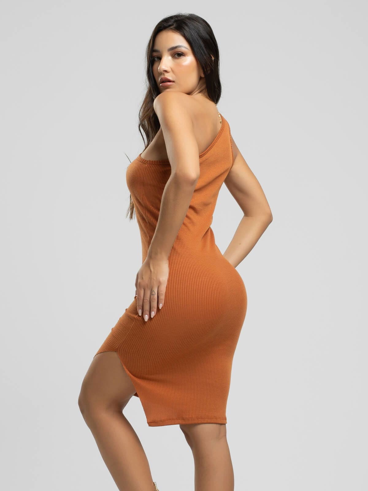 Vestido Midi Um Ombro Só Canelado Decote na Perna Terracota - Vicbela
