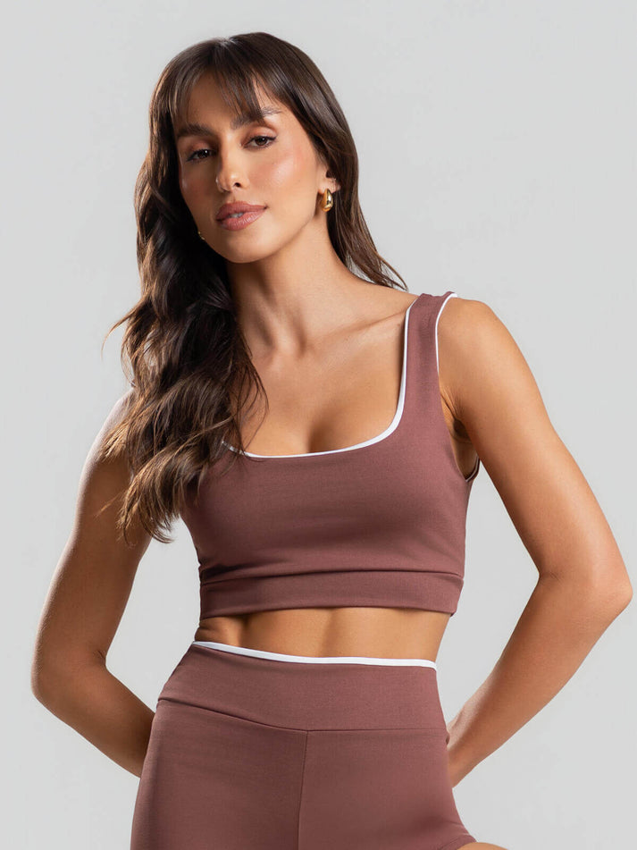 Top Regata Bicolor Suplex Marrom da VicBela em detalhe de acabamento, com inspiração para looks versáteis e sofisticados