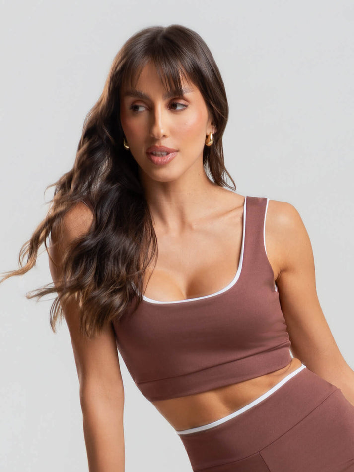 Top Regata Bicolor Suplex Marrom da VicBela em look clean, ideal para combinar com alfaiataria, jeans ou saia no outono