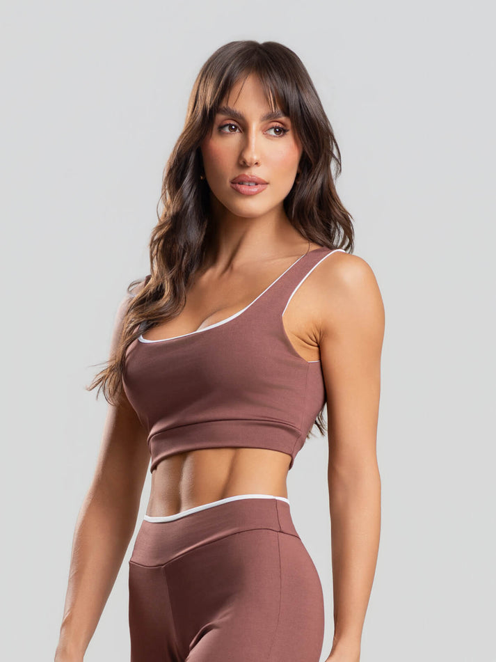 Top Regata Bicolor Suplex Marrom da VicBela em visual de moda feminina prática, confortável e elegante para a transição de estação