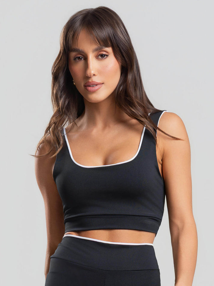 Top Regata Bicolor Suplex Preto da VicBela com visual versátil para composições de outono