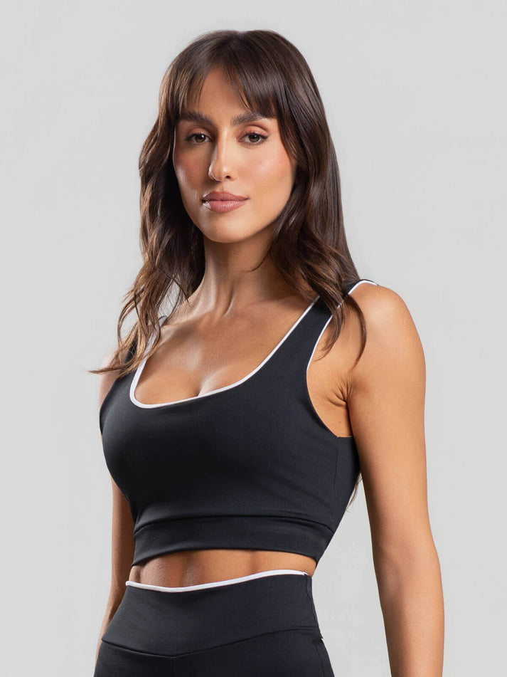 Top Regata Bicolor Suplex Preto da VicBela com destaque para o acabamento moderno e elegante