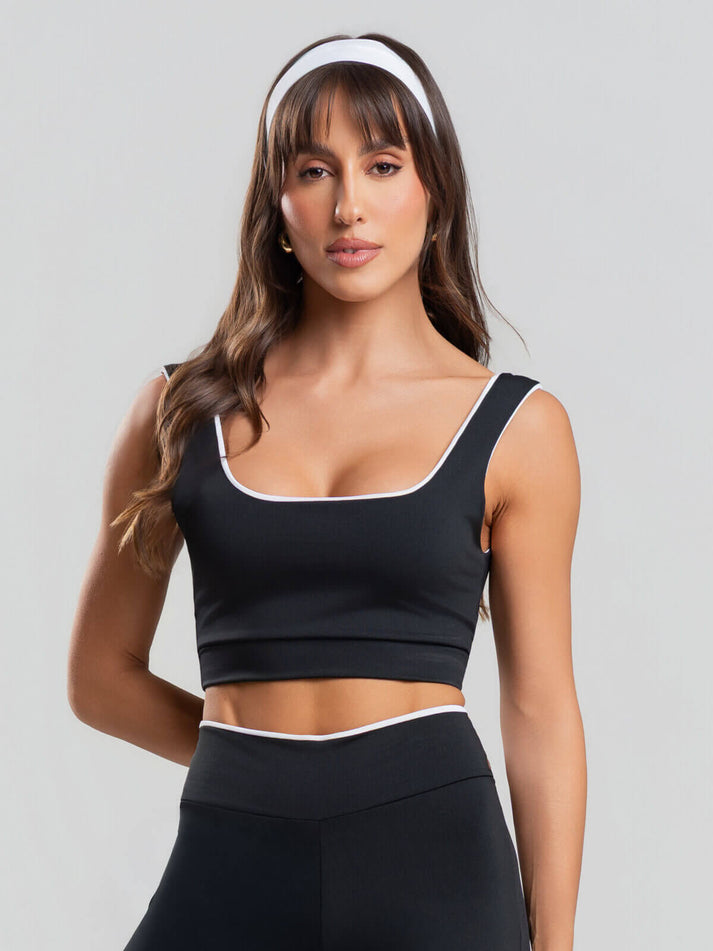 Top Regata Bicolor Suplex Preto da VicBela em ângulo frontal com foco no caimento e acabamento bicolor
