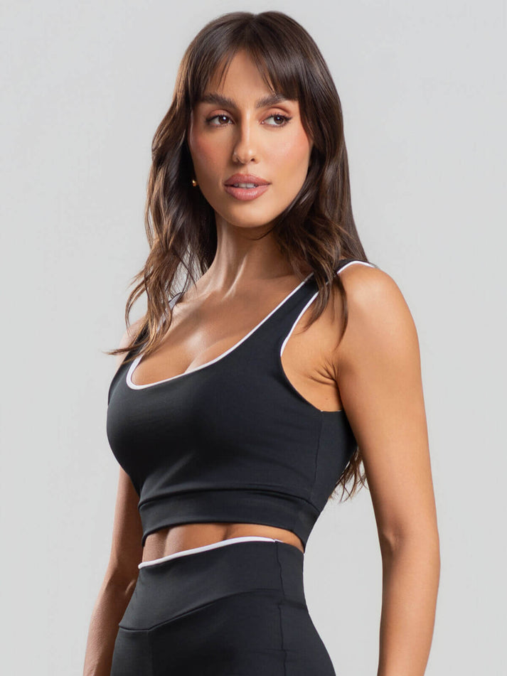 Top Regata Bicolor Suplex Preto da VicBela em composição que valoriza a silhueta com estilo minimalista