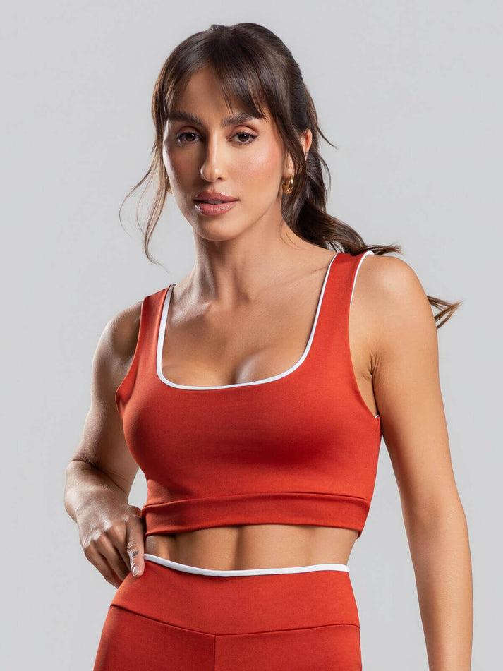 Top Regata Bicolor Suplex Terracota com foco no tecido suplex e no recorte que valoriza o look