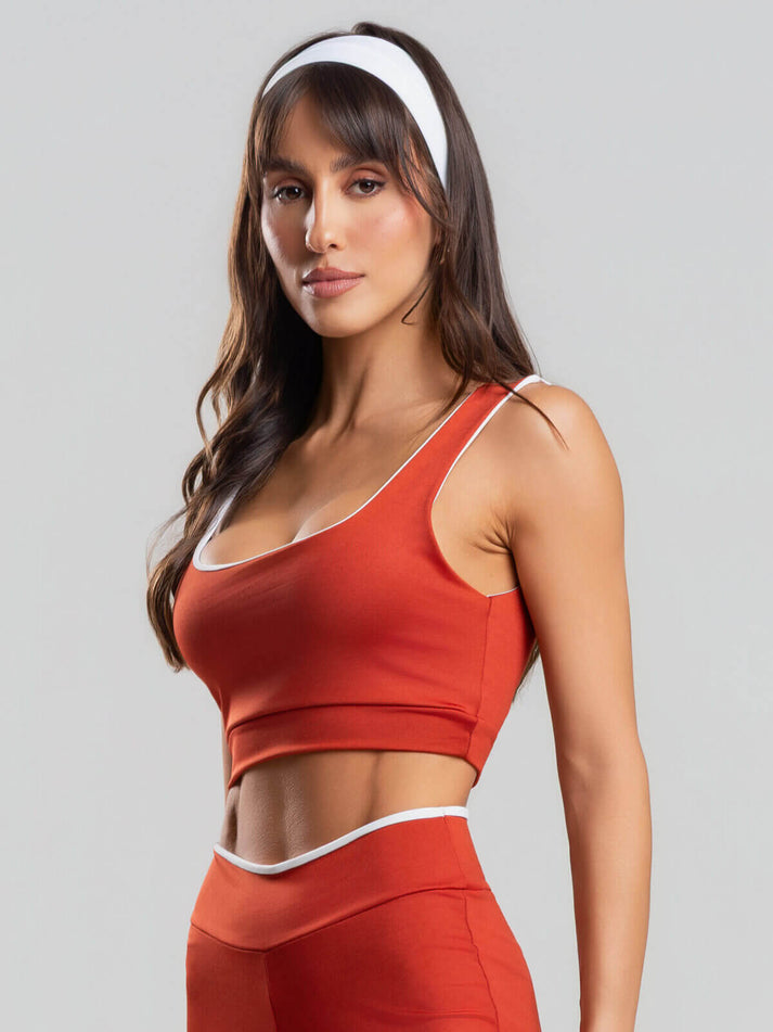 Top Regata Bicolor Suplex Terracota mostrando versatilidade para looks modernos do dia a dia