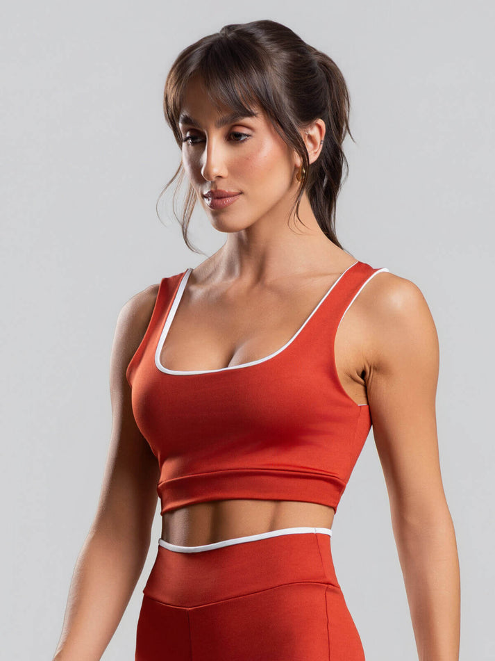 Top Regata Bicolor Suplex Terracota em detalhe de acabamento para composições femininas e confortáveis