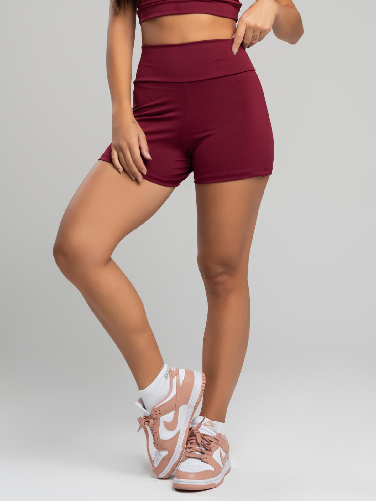 Short Curto Suplex Cintura Alta Vinho - Vicbela