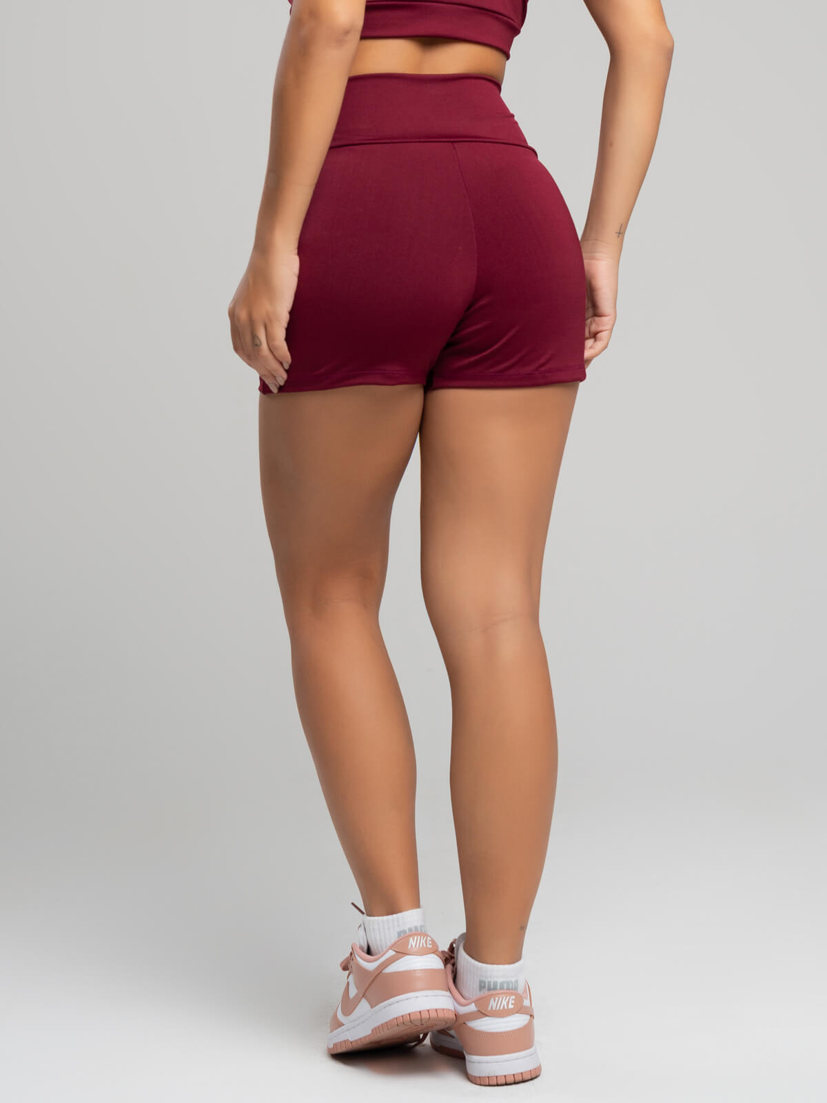 Short Curto Suplex Cintura Alta Vinho - Vicbela