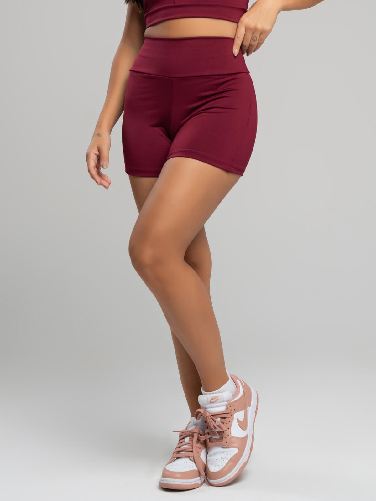 Short Curto Suplex Cintura Alta Vinho - Vicbela