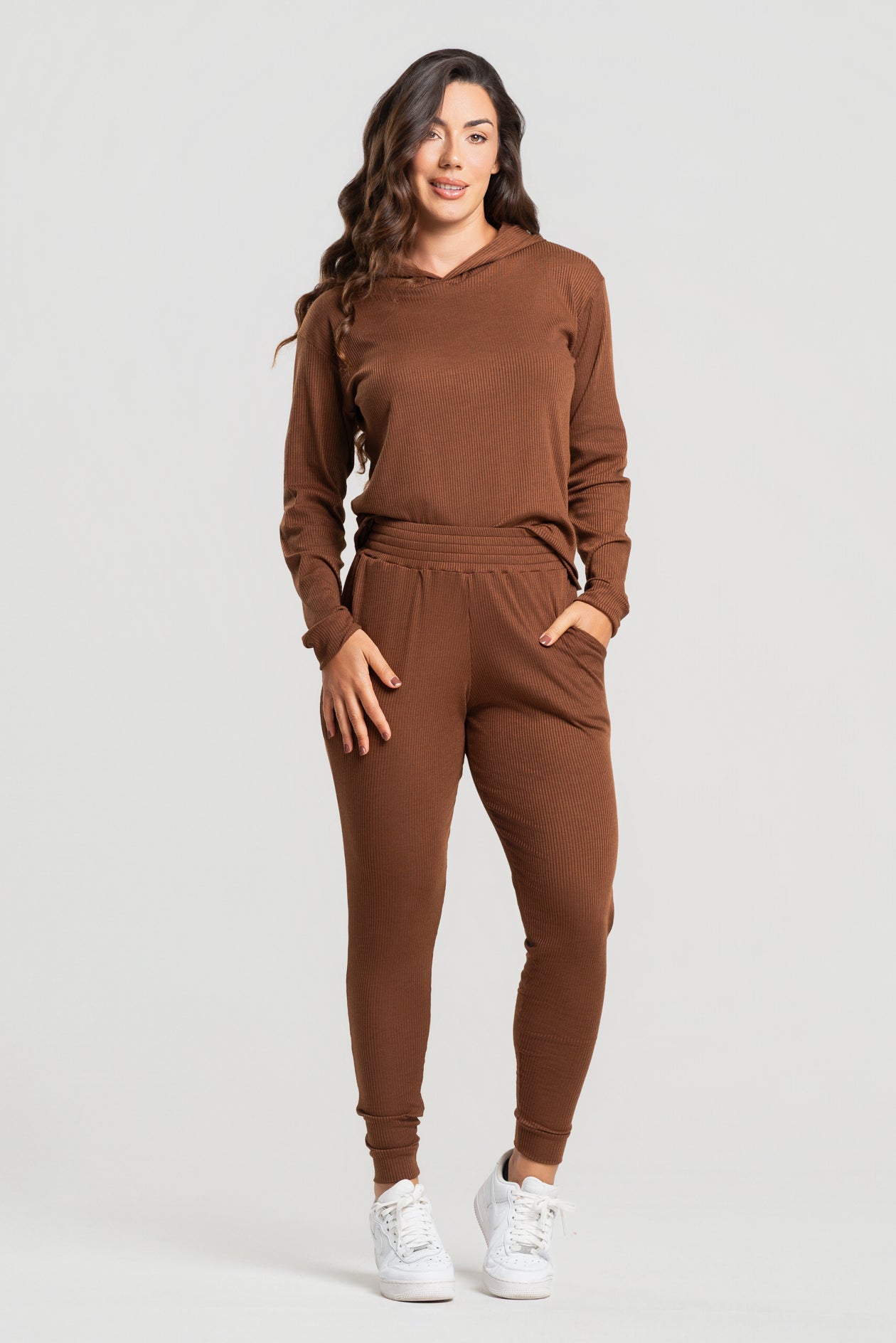 Conjunto Canelado Calça Jogger + Blusa com Capuz Manga Longa Marrom - Vicbela