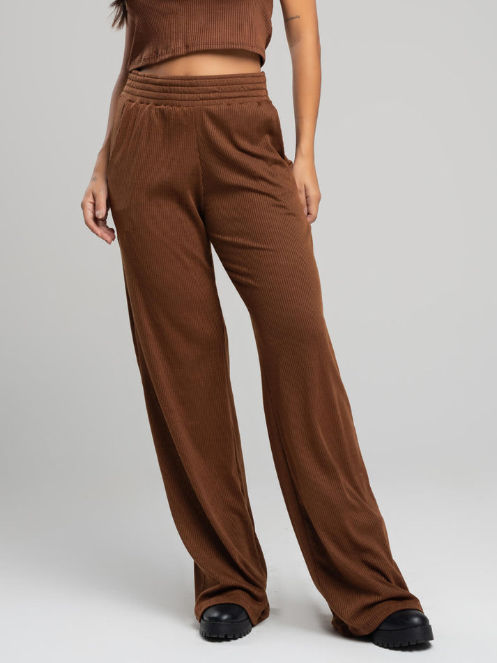 Frente da Calça Pantalona Wide Leg Canelada Marrom VicBela
