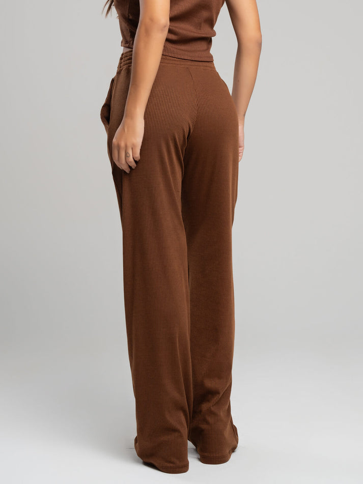 Detalhe do tecido da Calça Pantalona Wide Leg Canelada Marrom VicBela