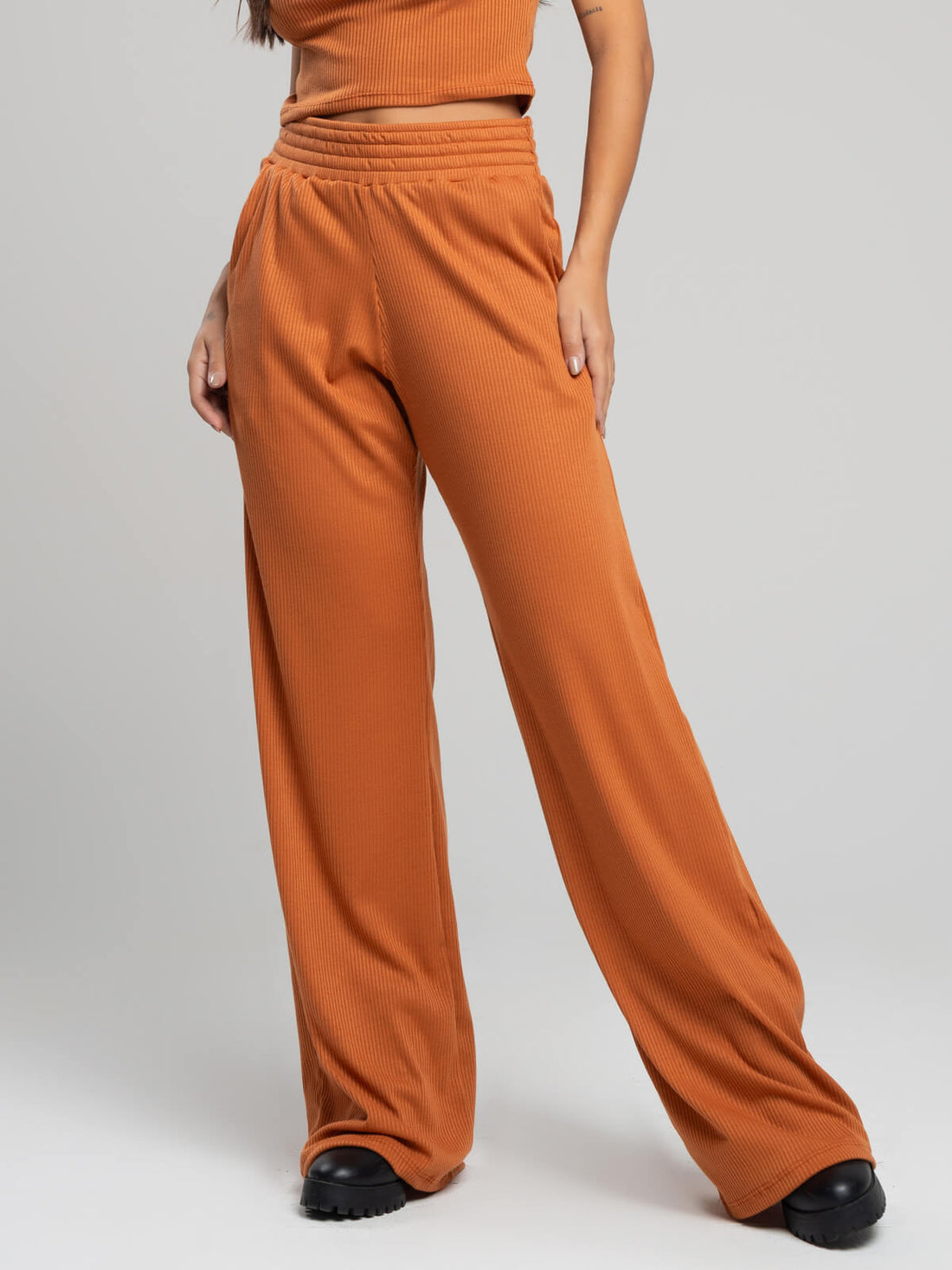 Calça Pantalona Wide Leg Canelada Terra - Vicbela