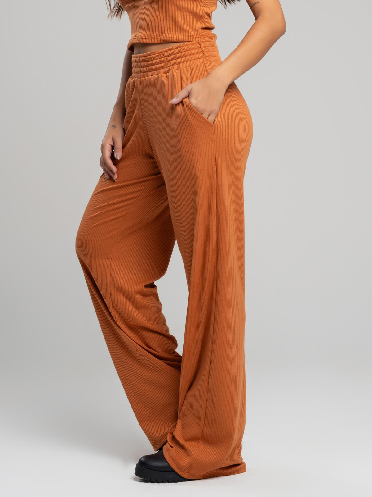 Calça Pantalona Wide Leg Canelada Terra - Vicbela