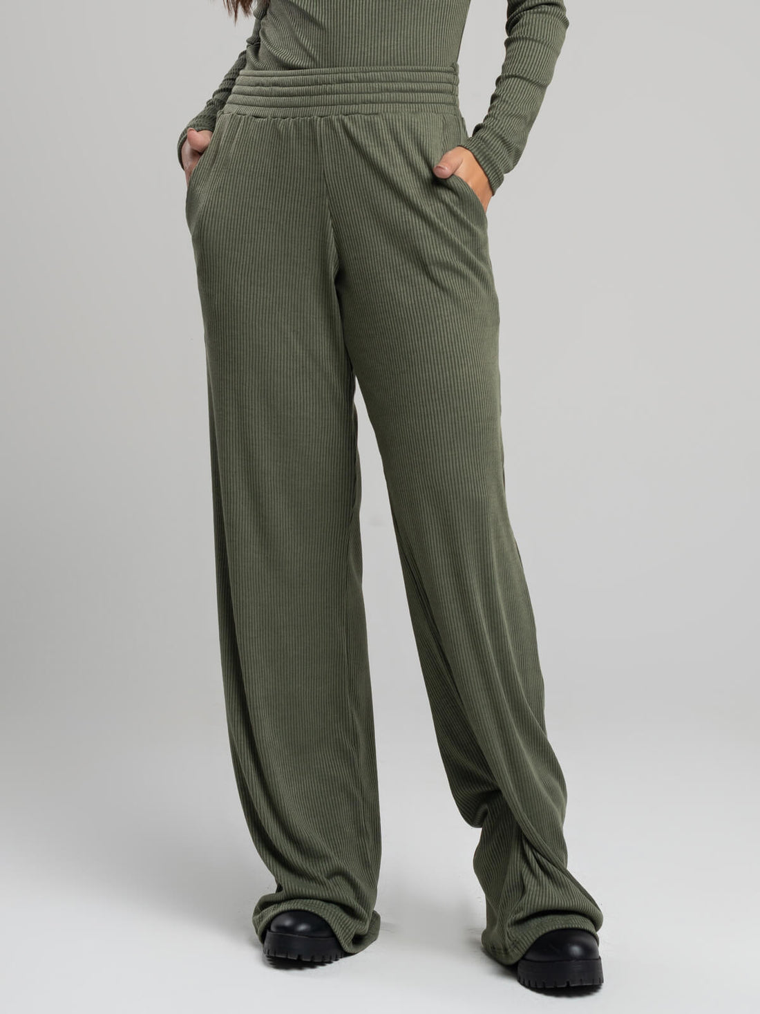 Calça Pantalona Wide Leg Canelada Verde Militar - Vicbela