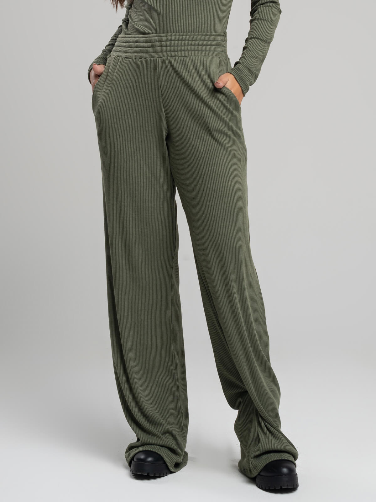 Calça Pantalona Wide Leg Canelada Verde Militar - Vicbela