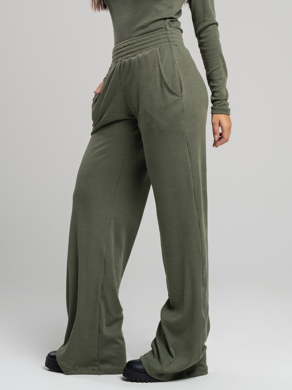 Calça Pantalona Wide Leg Canelada Verde Militar - Vicbela