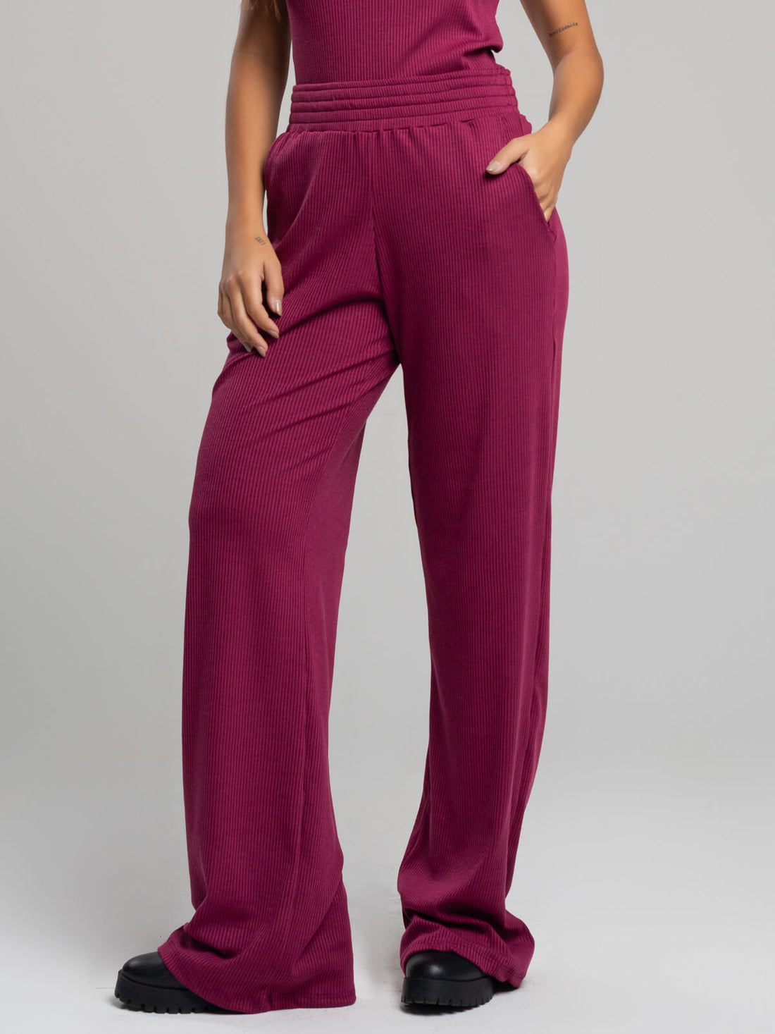 Calça Pantalona Wide Leg Canelada Vinho - Vicbela