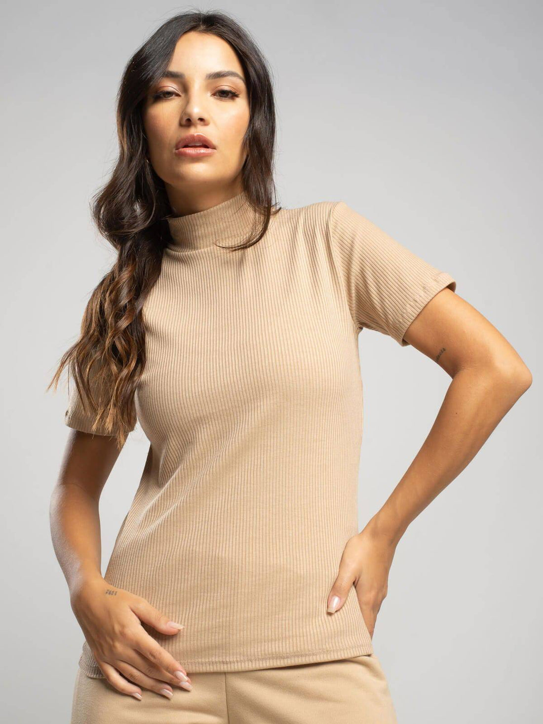 Blusa Manga Curta Gola Alta Canelada Bege - Vicbela