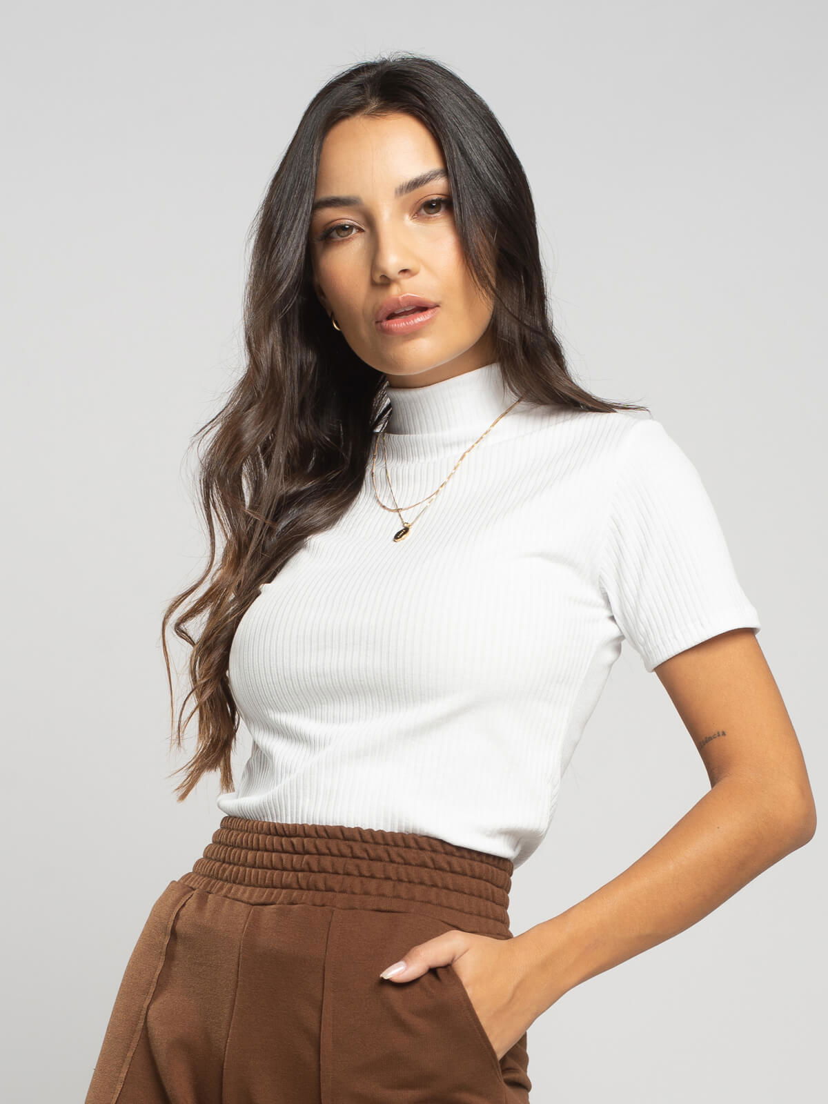 Blusa Manga Curta Gola Alta Canelada Branco - Vicbela