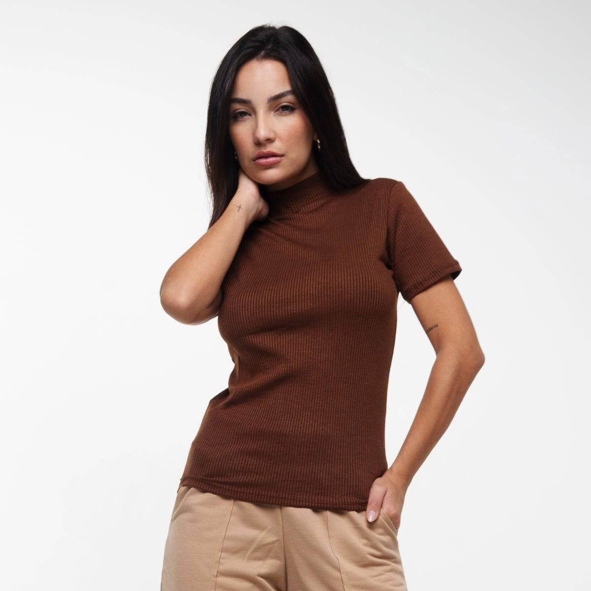 Blusa Manga Curta Gola Alta Canelada Marrom - Vicbela