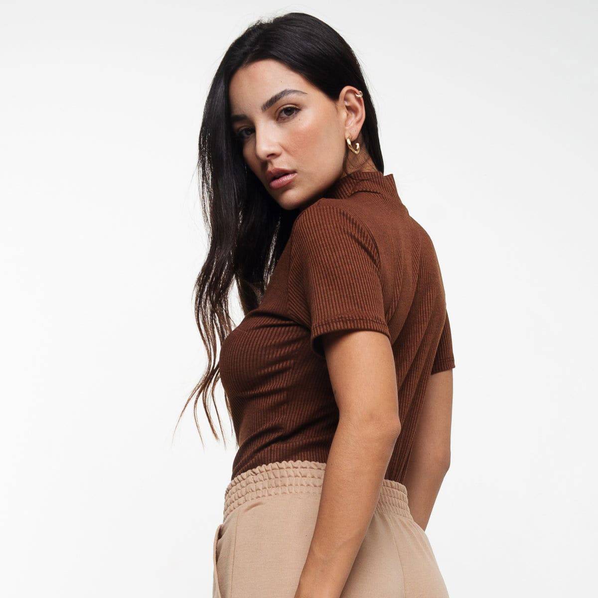 Blusa Manga Curta Gola Alta Canelada Marrom - Vicbela