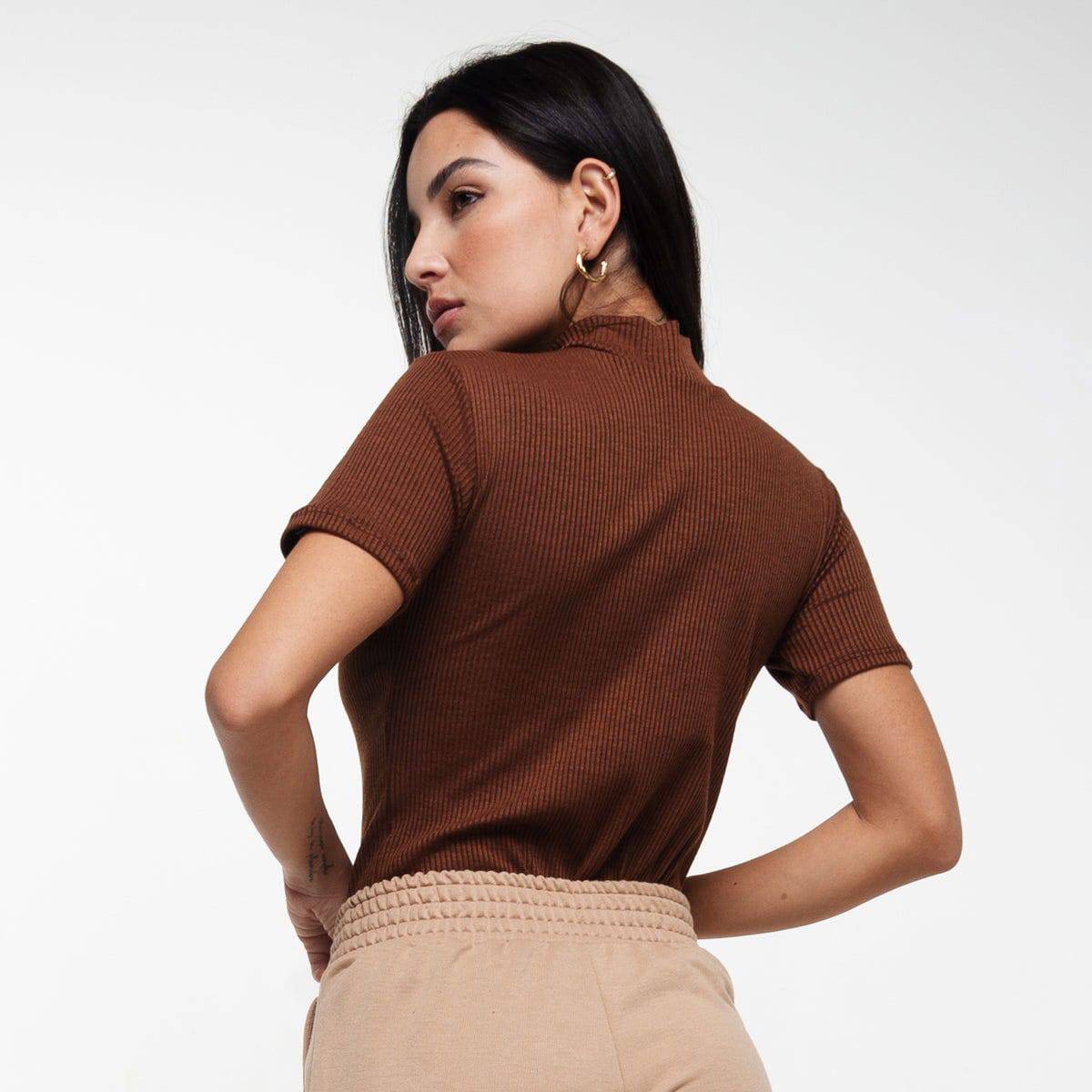 Blusa Manga Curta Gola Alta Canelada Marrom - Vicbela