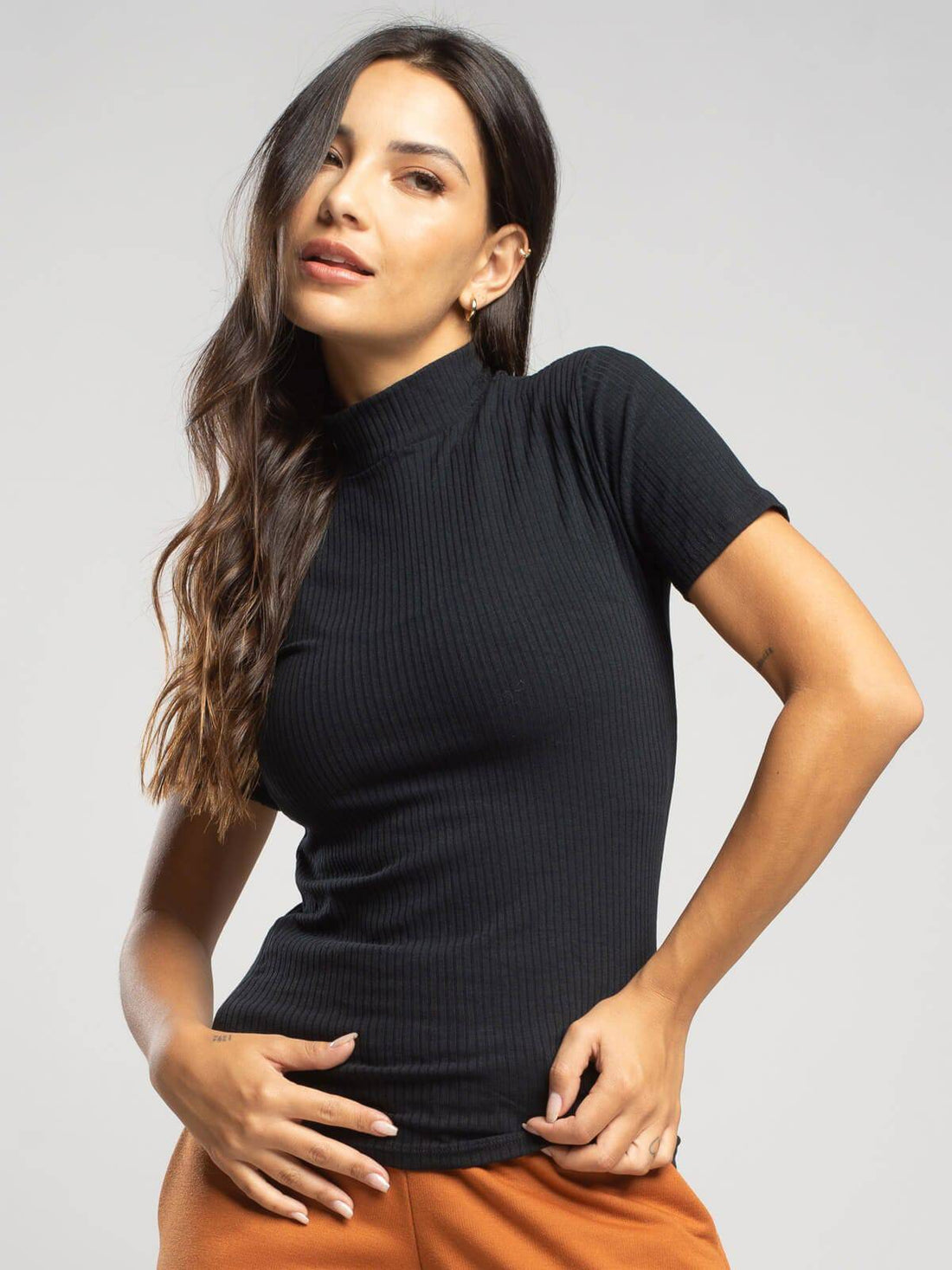 Blusa Manga Curta Gola Alta Canelada Preto - Vicbela