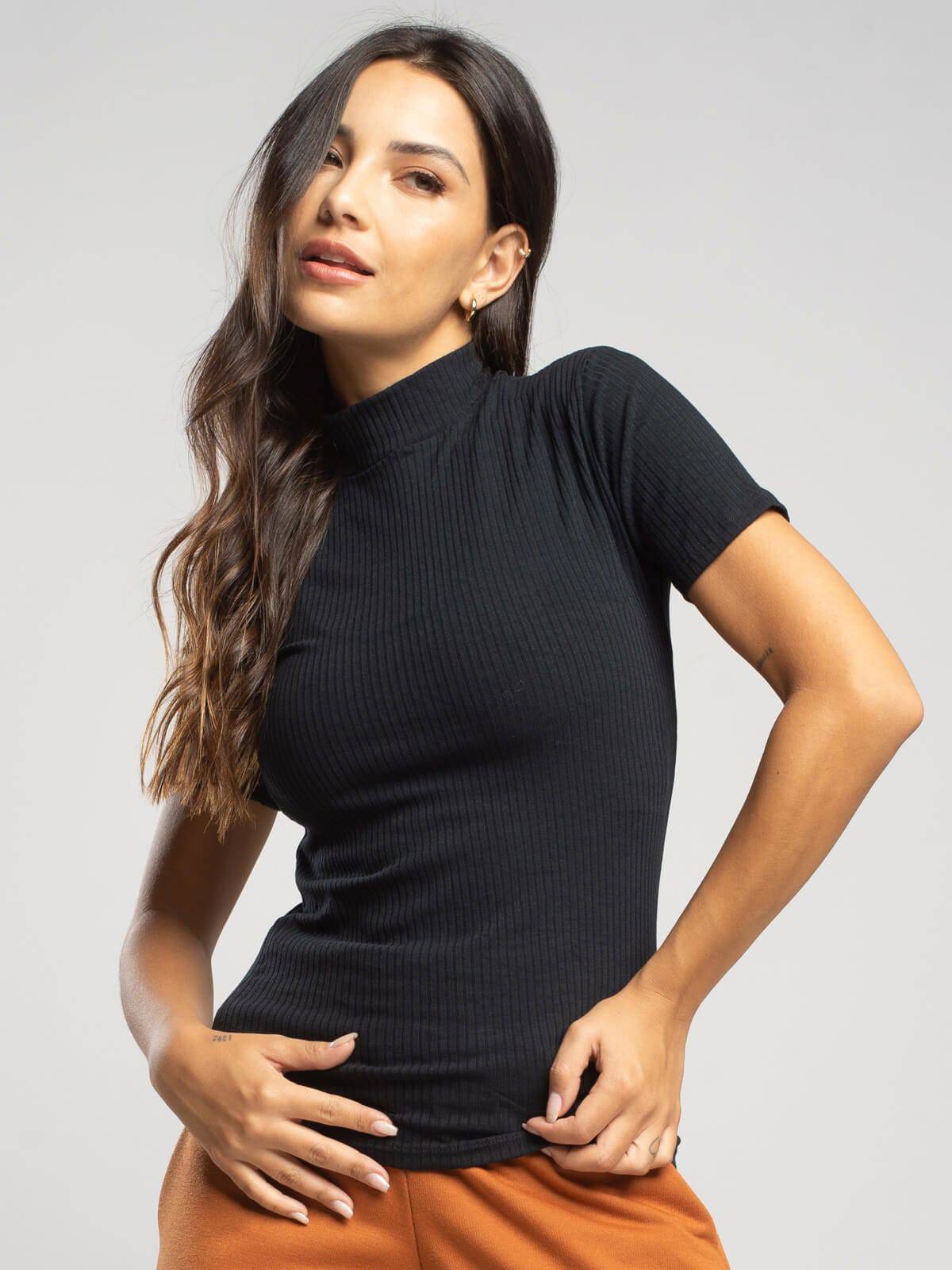 Blusa Manga Curta Gola Alta Canelada Preto - Vicbela
