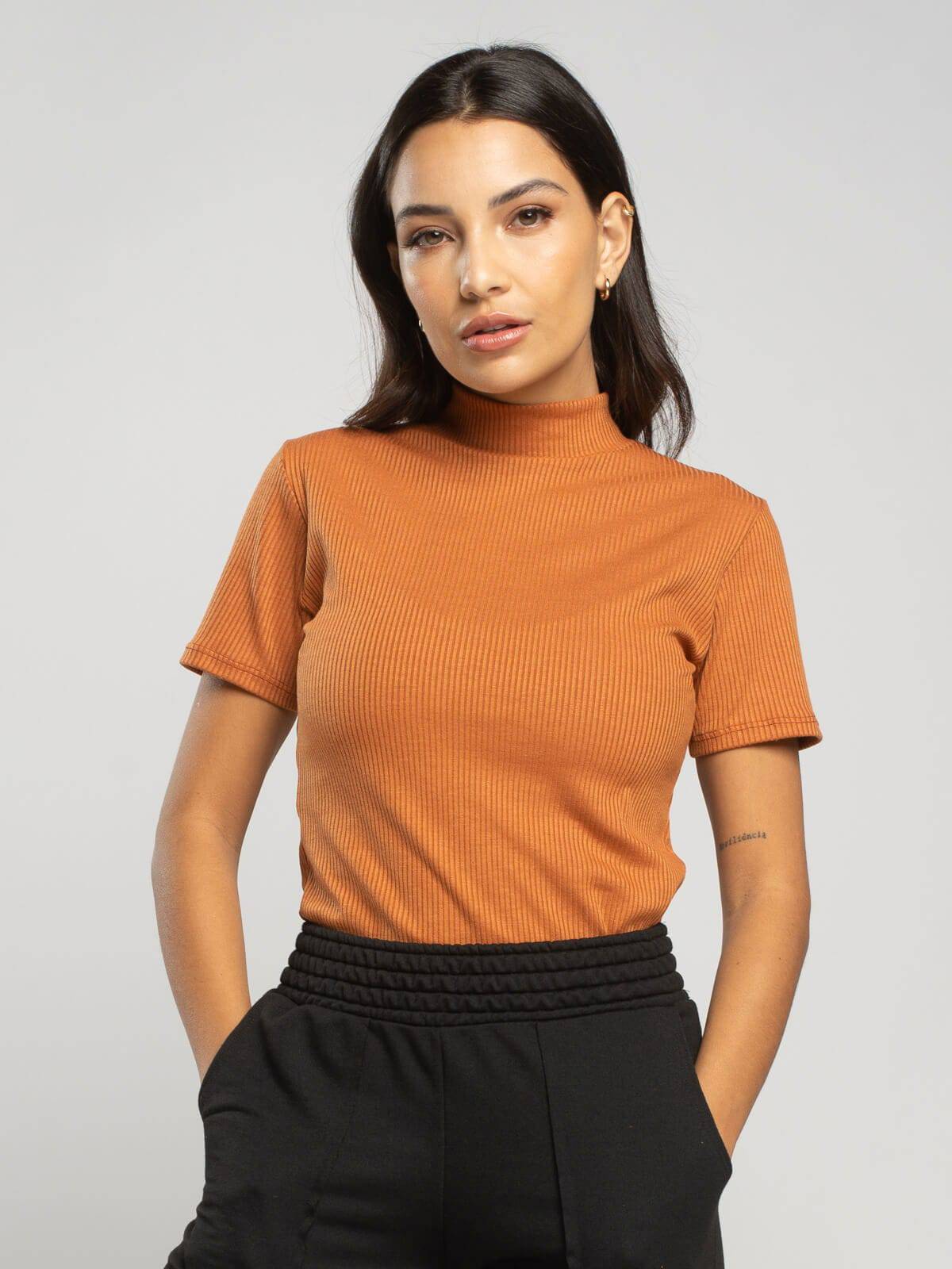 Blusa Manga Curta Gola Alta Canelada Terracota - Vicbela