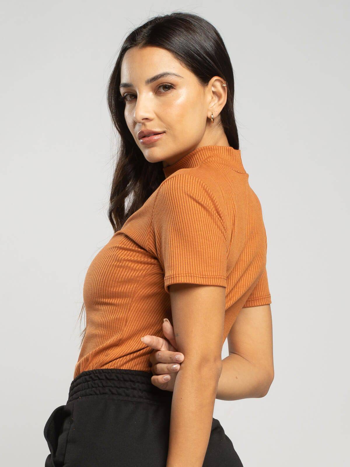 Blusa Manga Curta Gola Alta Canelada Terracota - Vicbela
