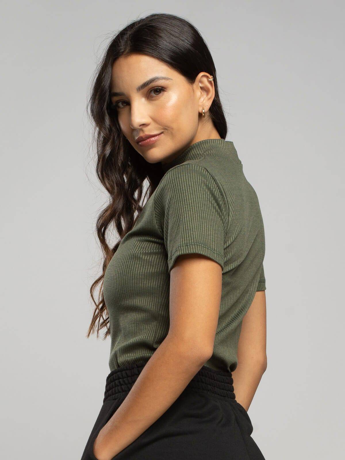 Blusa Manga Curta Gola Alta Canelada Verde - Vicbela