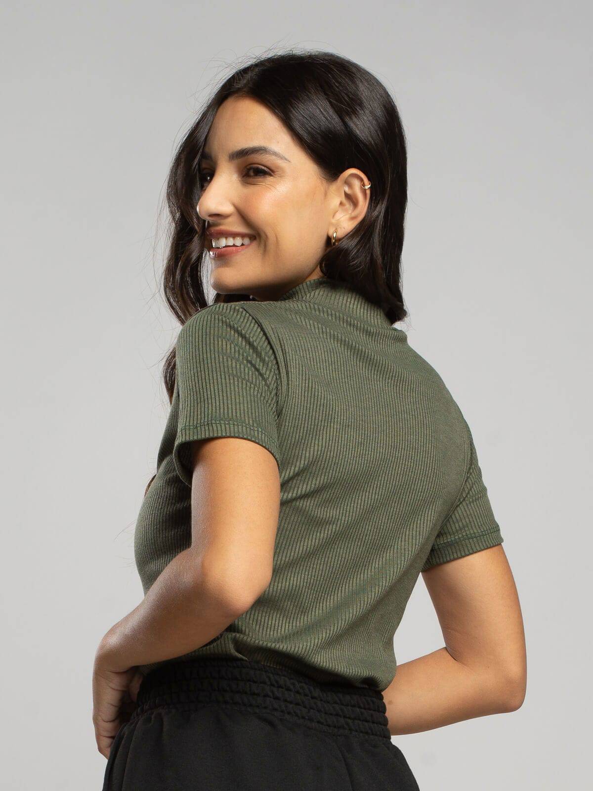 Blusa Manga Curta Gola Alta Canelada Verde - Vicbela